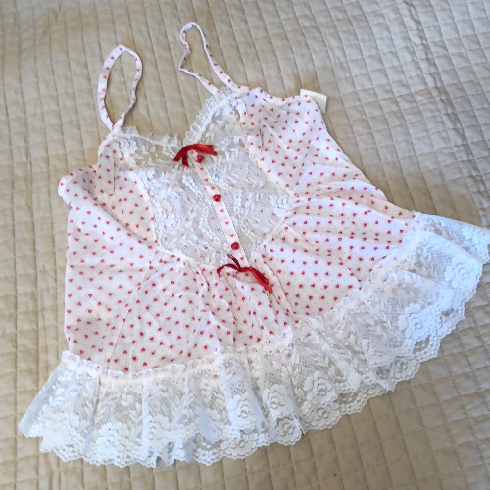 Exclusive of ornamentation top size Medium